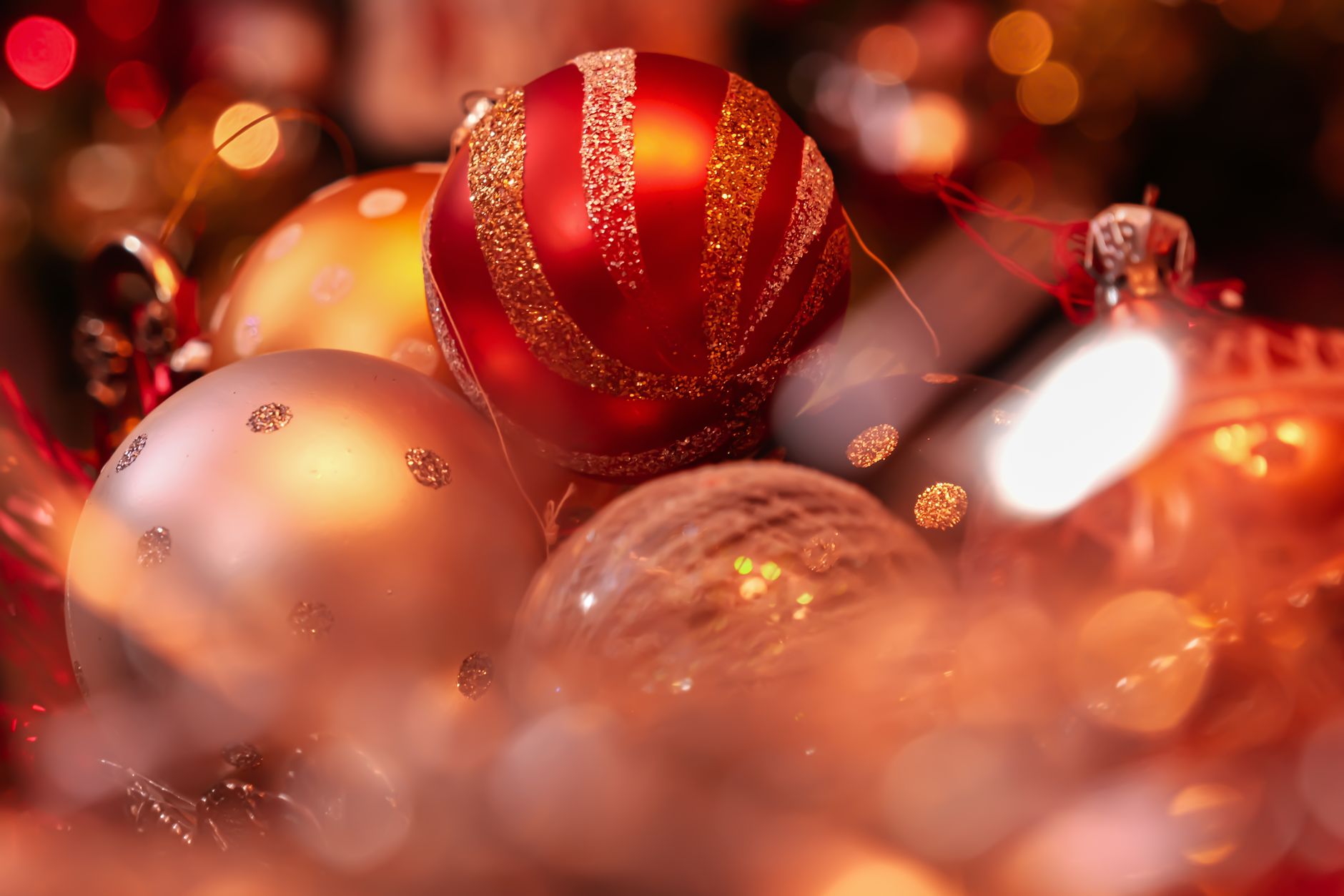 christmas balls in close up photography